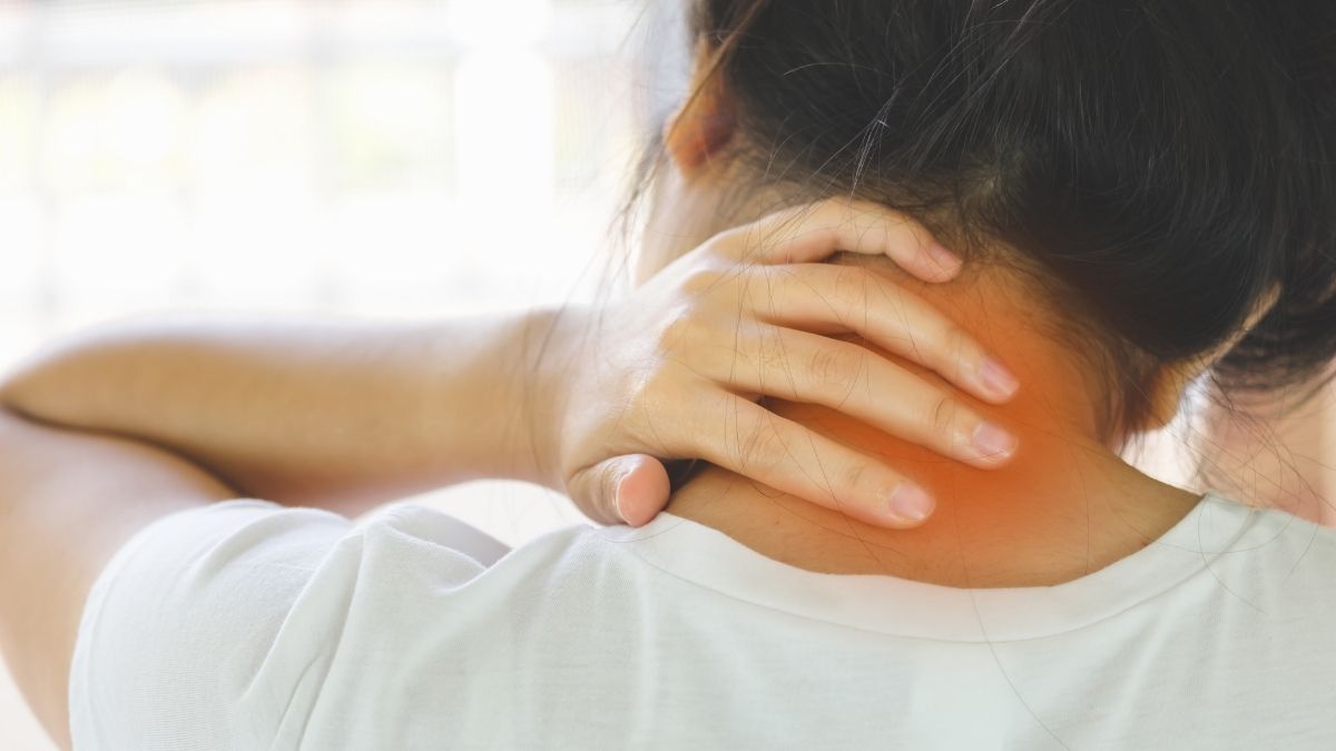 Pessoa com dor cervical e tensão nos ombros – osteopata em Torres Novas